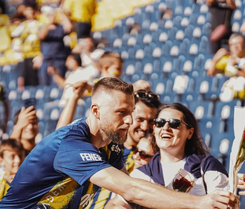 Milan Skriniar, tribünlerdeki kadın taraftarlara gül dağıtarak Dünya Fenerbahçeli…